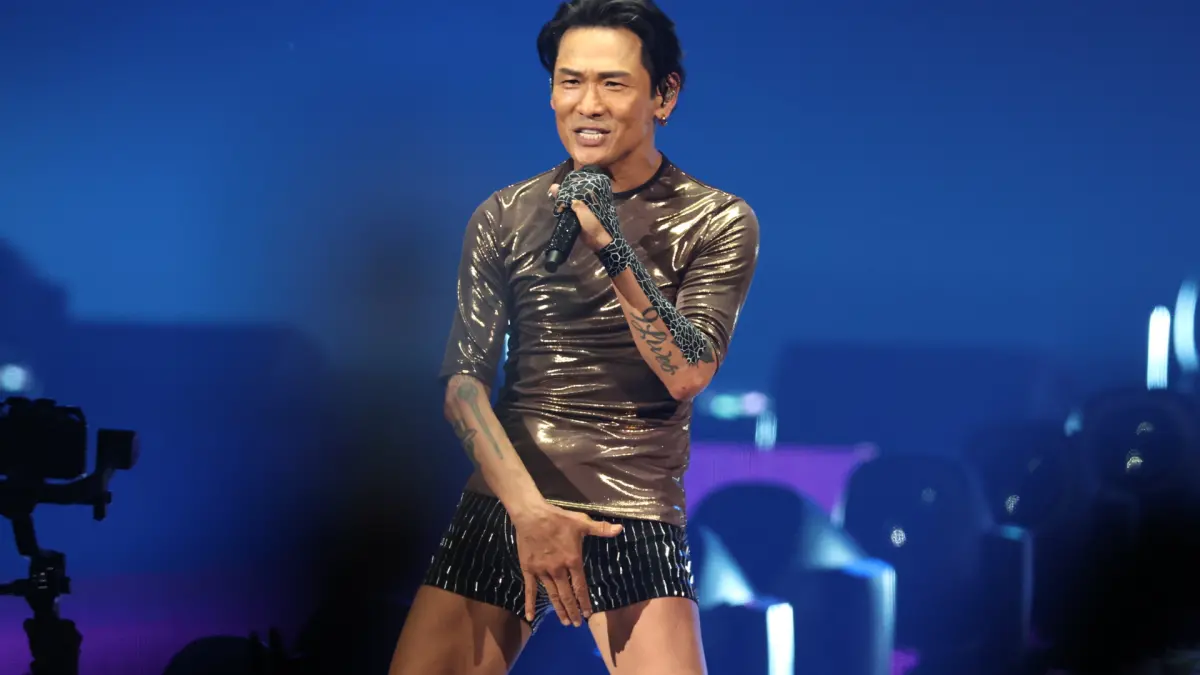 ▲62歲杜德偉演唱〈脫掉〉真的脫掉外套、褲子，露出「胯下一大包」熱舞，讓全場1.1萬粉絲嗨翻。（圖／記者陳明中攝）