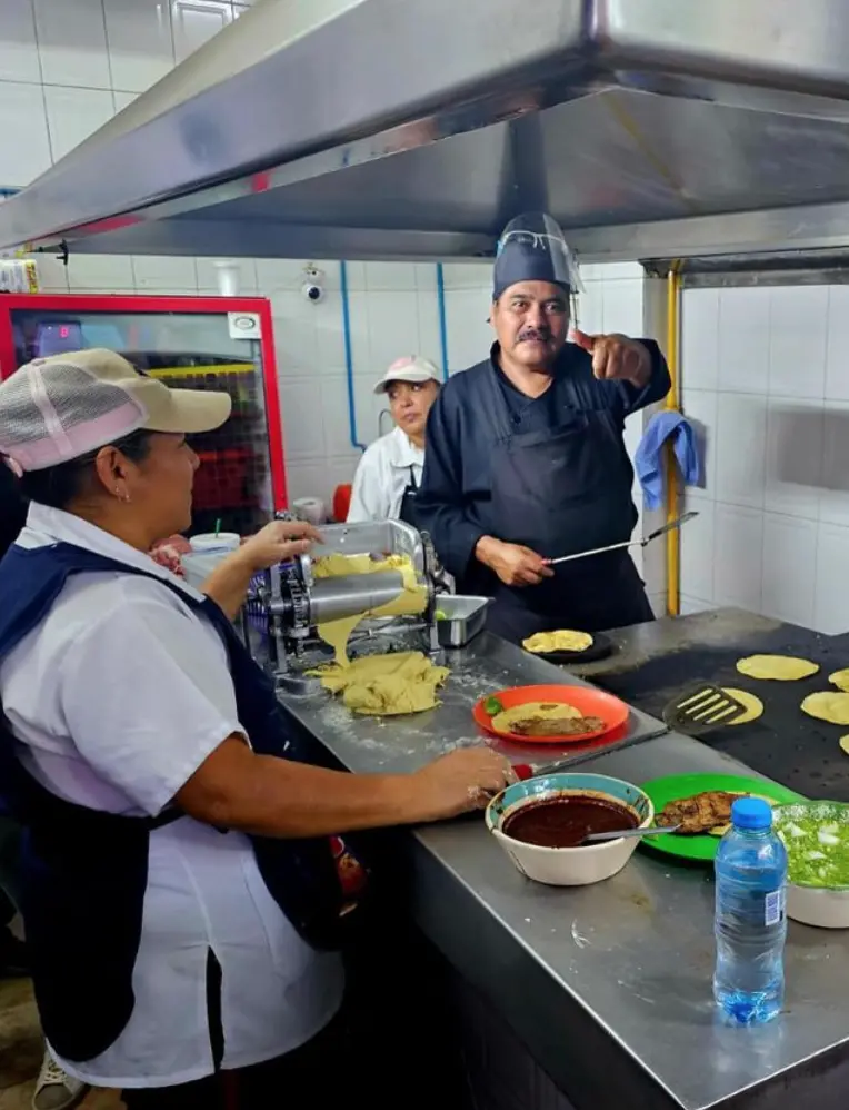 ▲位於墨西哥城的塔可餅街邊小店「El Califa de León」獲得1星，店面僅有不到3坪大，菜單只賣4種塔可餅，全球最小米其林引發熱議。（圖／翻攝自IG）