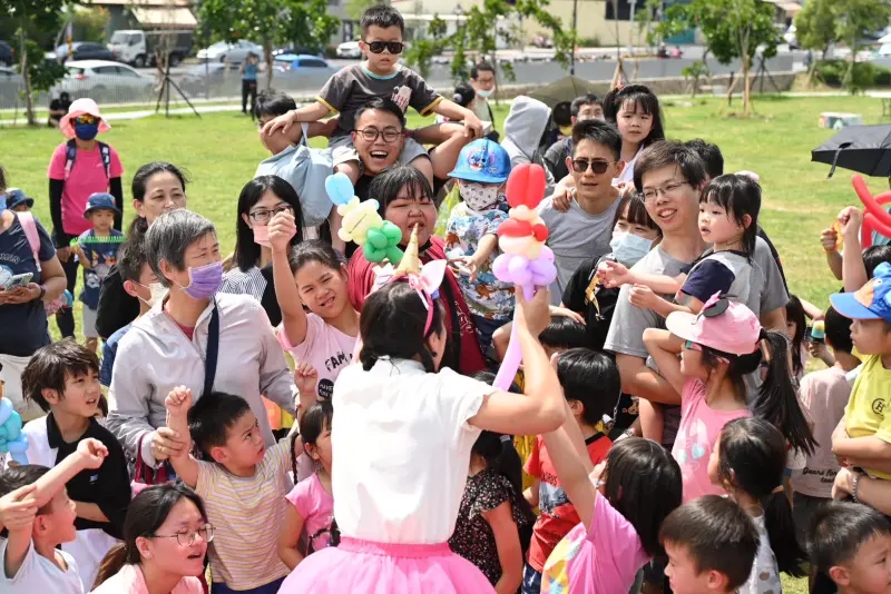 ▲台中兒童藝術節壓軸重頭戲，今於馬卡龍公園登場，吸引逾3千人潮。（圖／文化局提供） 