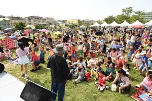 ▲台中兒童藝術節壓軸，今日於馬卡龍公園登場，吸引逾3千人潮。（圖／文化局提供)    