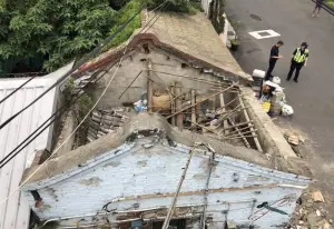18日下午,彰化縣和美鎮雅安路某三合院老舊民宅,突然發生屋頂崩塌,57歲的謝姓女子被壓在瓦礫堆中受困。(圖/翻攝畫面) ▲18日下午,彰化縣和美鎮雅安路某三合院老舊民宅,突然發生屋頂崩塌,57歲的謝姓女子被壓在瓦礫堆中受困。(圖/翻攝畫面)