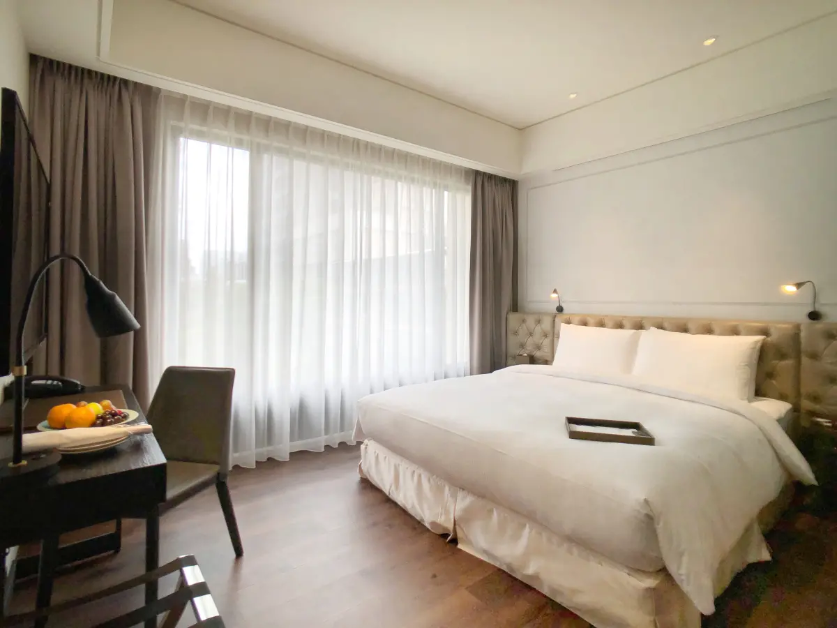 ▲慕舍酒店Hotel MVSA推出「依依不舍」住房專案，原價1萬6800元的客房最低只需4988元起即可入住，即每人不到2500元起，能享受到房內Mini Bar與樓層的Super Bar都免費，下午還有酒莊級名酒暢飲。（圖／慕舍酒店提供）