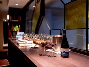 慕舍酒店與國際七大酒莊聯手合作,並在每日下午Wine O’clock時段(下午17:00-18:00)供應專屬酒莊的美酒,讓旅客盡情品嚐。(圖/慕舍酒店提供) ▲慕舍酒店與國際七大酒莊聯手合作,並在每日下午Wine O’clock時段(下午17:00-18:00)供應專屬酒莊的美酒,讓旅客盡情品嚐。(圖/慕舍酒店提供)