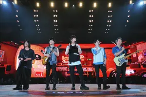 五月天再登北京鳥巢!甩假唱疑雲「唱10天寵粉」 票房上看40億元