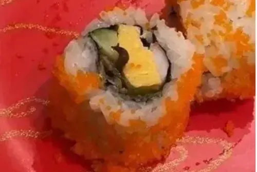 ▲近期有台北民眾前往知名連鎖壽司用餐,卻發現送上桌的花壽司內,竟然有「活蛞蝓」還在爬行蠕動。(圖/翻攝爆料公社) ▲近期有台北民眾前往知名連鎖壽司用餐,卻發現送上桌的花壽司內,竟然有「活蛞蝓」還在爬行蠕動。(圖/翻攝爆料公社)