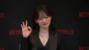 ▲千玗嬉自豪體力很OK，可以批10片瓦片賺時數。（圖／Netflix）