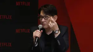 ▲導演韓在林解釋拍攝「把演員眼睛睜開」的橋段，除了有醫療人員在旁待命，但演員都很傑出，沒有發生任何危險。（圖／Netflix）