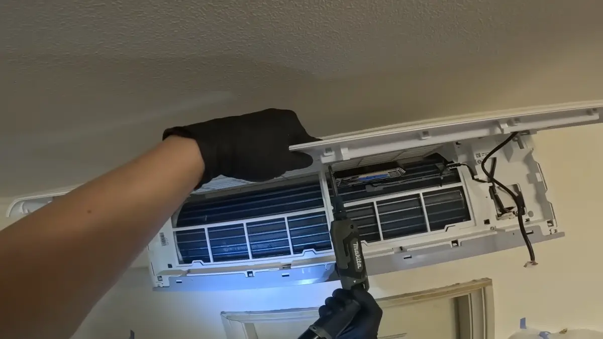 ▲中國一名男子高燒3天不退，就醫檢出感染退伍軍人菌，一度病危。醫師警告，退伍軍人菌可能藏在冷氣機等空調系統中。（示意圖／翻攝空調小教室）