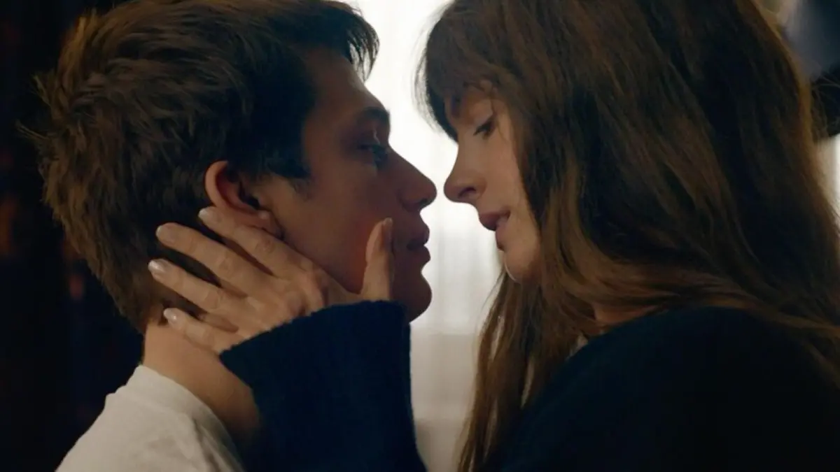 ▲安海瑟薇（右）在新電影《關於你的想法》中，與鮮肉男星尼可拉斯葛拉辛陷入愛戀。（圖／IMDb）