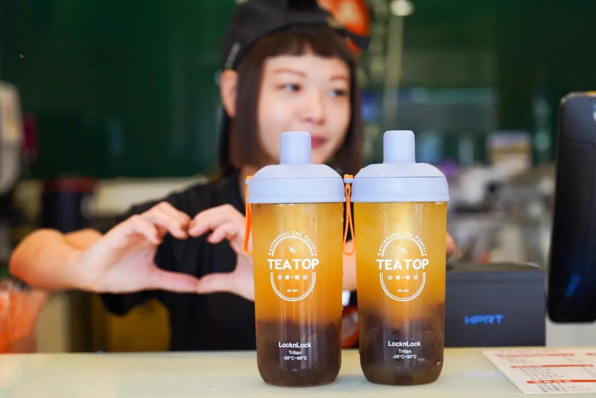 ▲520我愛你網路情人節，柒息地串燒「比心送生蠔」，暖男炸雞現折52元，SNICKERS​​​​​​​杏仁巧克力「加10元多一件」，50嵐回歸葡萄柚系列、TEA TOP第二杯半價優惠。（圖／TEA TOP提供）