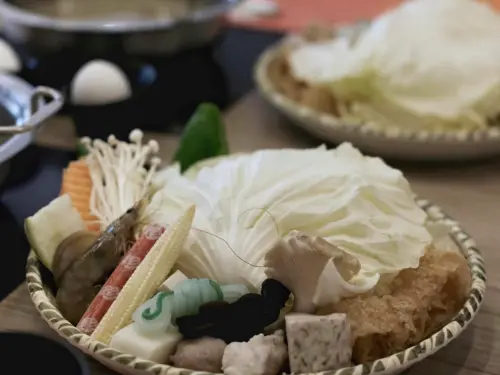 ▲原PO在火鍋店用餐時，突然看到坐在對面的外國客人，竟把原本應該丟進火鍋裡煮熟的食材直接拿起來吃。（示意圖／記者葉盛耀攝）