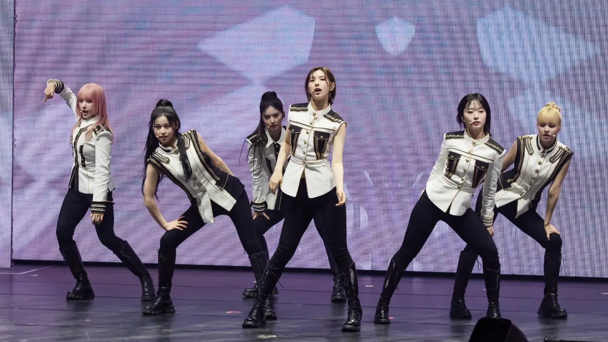 ▲怪物女團強勢來台（左起，Jiwoo、Kyujin、Sullyoon、Bae、Haewon、LLily），沒想到竟在中文自我介紹上大NG，後續還與粉絲分享在台灣這幾天吃了許多美食。（圖／得藝室策劃提供）