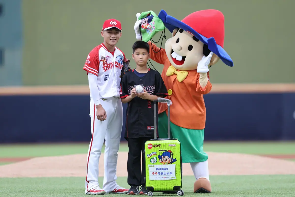 ▲12歲小龍迷太善良！獲獎樂捐育幼院兩年份乖乖，味全龍特邀開球表揚。（圖／味全龍提供）