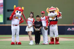 ▲12歲小龍迷張育源受邀擔任開球投手，選擇以喜愛的偶像郭天信背號2號作為客製球衣背號。（圖／味全龍提供）