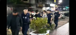 網路互嗆惹禍！三重惡煞深夜猛砸路邊賓士　警方火速逮6人送辦
