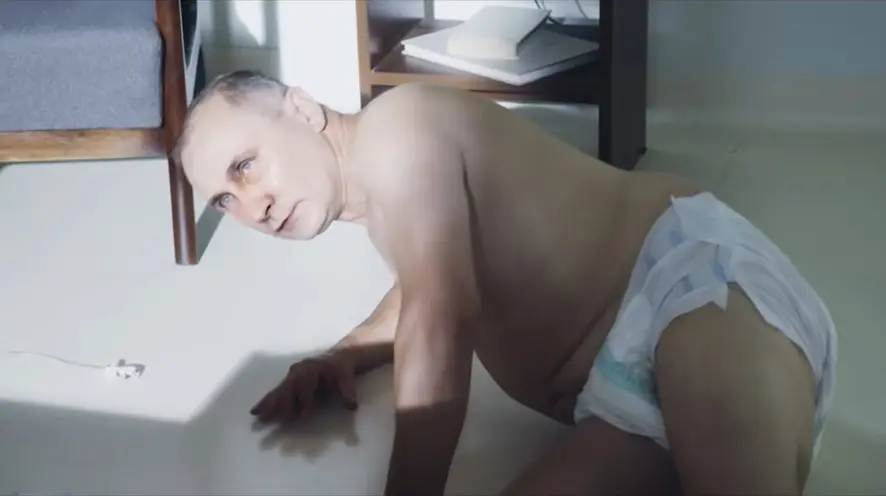 ▲在波蘭導演維加所釋出的紀錄片中，AI深偽製成的俄羅斯總統蒲亭（Vladimir Putin）竟包尿布趴在地板上。（圖／翻攝自Patryk Vega YouTube頻道）