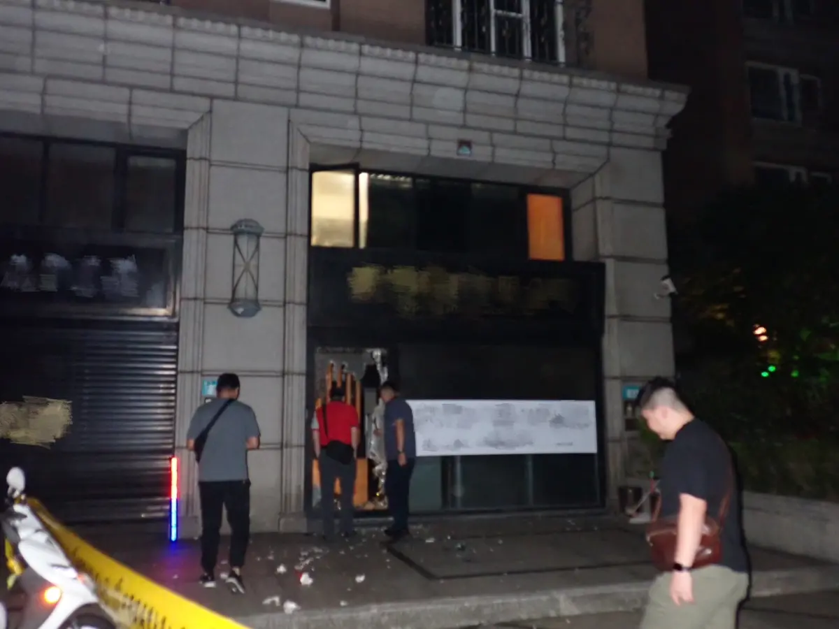 ▲姚男因不滿陳女的PO文，遂於昨天凌晨帶人前去三重砸店。（圖／翻攝畫面）