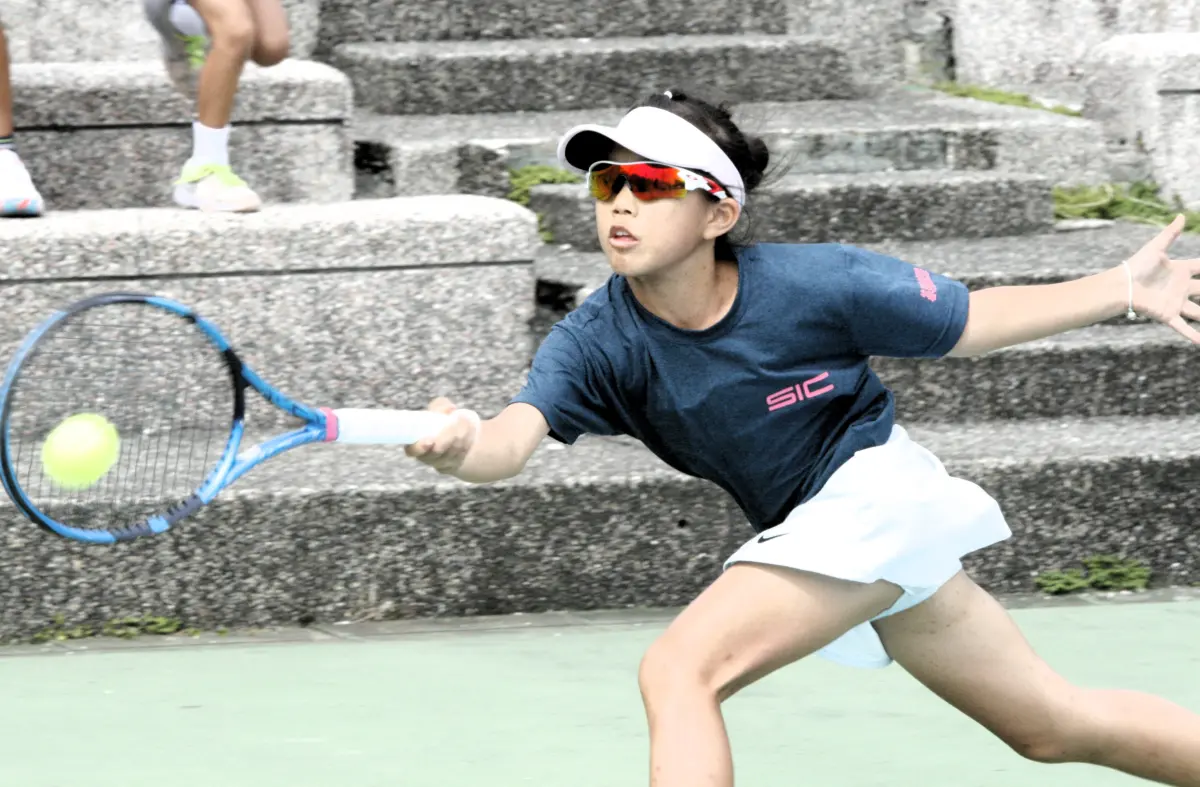 ▲前台灣職業網將林子揚、趙曉涵的女兒林霈妮參賽。（圖／青少年網球運動發展協會提供）。