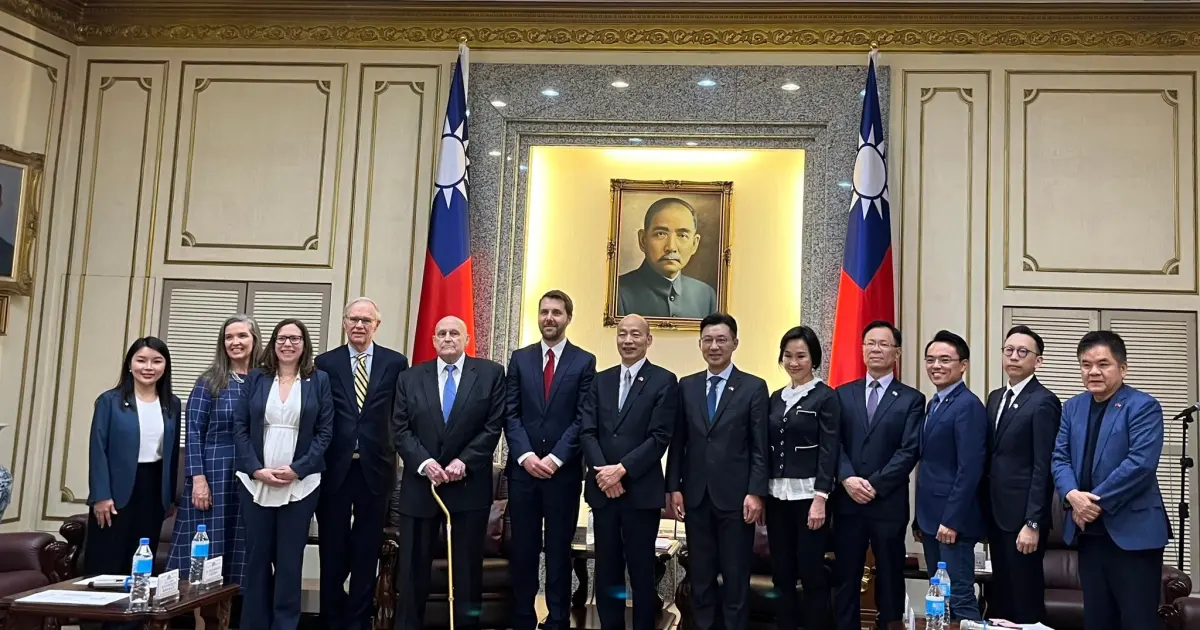 ▲韓國瑜接見美方慶賀團時以電影《法櫃奇兵》譬喻台灣政界。（攝自洪孟楷臉書）