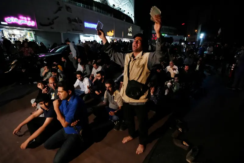 ▲伊朗民眾為伊朗總統萊希祈福。（圖／美聯社／達志影像）