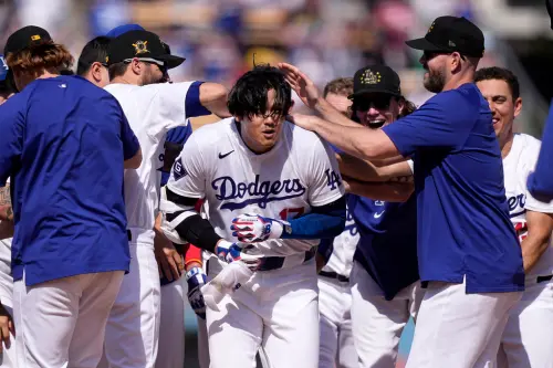 ▲大谷翔平今在延長賽10局下半當英雄,敲出大聯盟生涯第2支再見安打,受到隊友熱情潑水。(圖/美聯社/達志影像) ▲大谷翔平今在延長賽10局下半當英雄,敲出大聯盟生涯第2支再見安打,受到隊友熱情潑水。(圖/美聯社/達志影像)