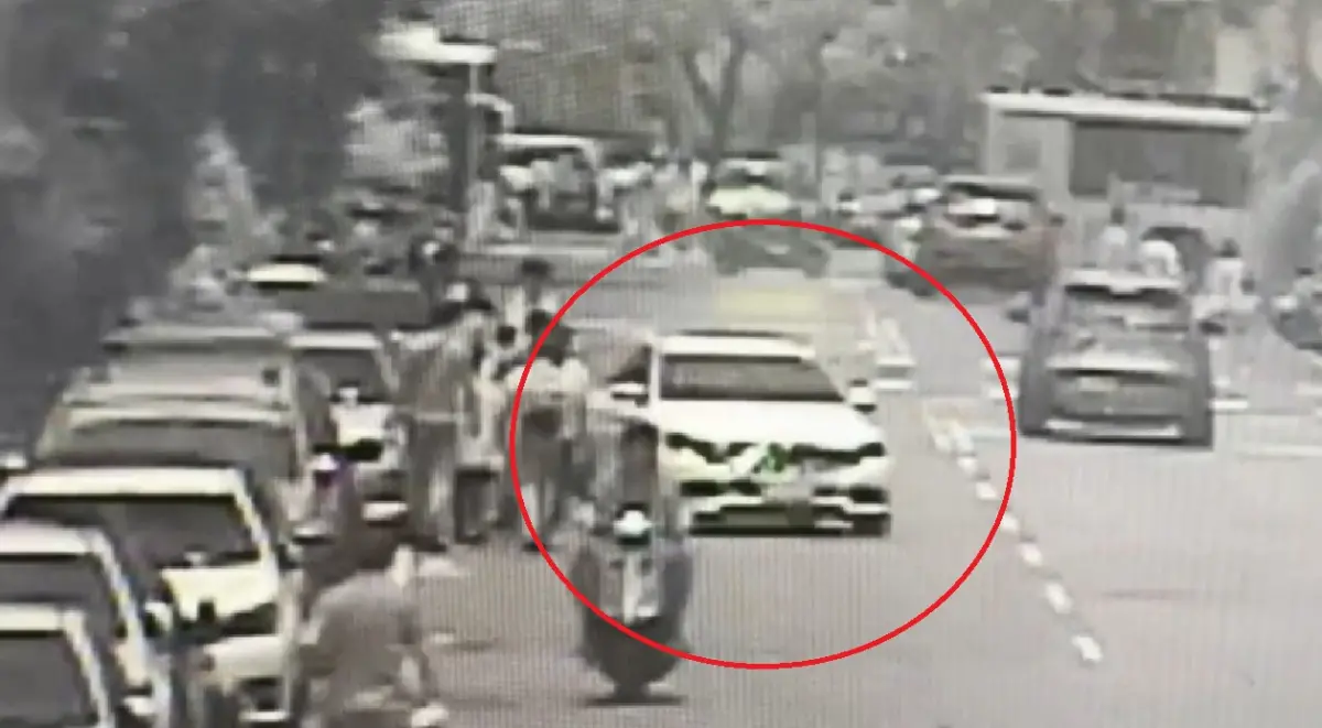 ▲本月19日，台中市北區發生一起竊車案，一名女駕駛雙B轎車沒熄火、違停路邊，獨留13歲兒子在車上，被一名竊賊「連人帶車」直接開走。（圖／翻攝畫面）