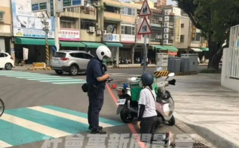 路口違規左轉遭開單！台中女外送員情緒激動、「當街下跪」求員警