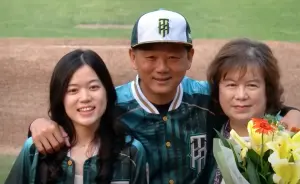 ▲台鋼雄鷹總教練「洪總」洪一中昨(19)日因爲球隊在高雄市澄清湖棒球場,舉辦千勝慶祝勝利儀式,跟女兒洪言菱相見歡,並且邀請她開球,不過洪總並不知情的是,太太胡淑宜也到球場為他獻花祝福。(圖/CPBLTV) ▲台鋼雄鷹總教練「洪總」洪一中昨(19)日因爲球隊在高雄市澄清湖棒球場,舉辦千勝慶祝勝利儀式,跟女兒洪言菱相見歡,並且邀請她開球,不過洪總並不知情的是,太太胡淑宜也到球場為他獻花祝福。(圖/CPBLTV)