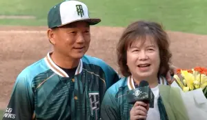 ▲台鋼雄鷹總教練洪一中發現太太胡淑宜也到球場為他獻花祝福,開心地笑了。(圖/CPBLTV) ▲台鋼雄鷹總教練洪一中發現太太胡淑宜也到球場為他獻花祝福,開心地笑了。(圖/CPBLTV)