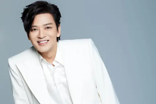 ▲48歲陳曉東臉蛋、體態保養得宜。（圖／陳曉東書）