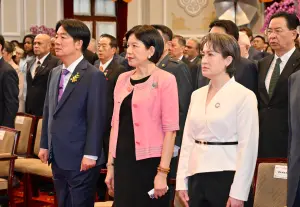陪同賴清德就職！總統夫人吳玫如首亮相　著黑洋裝配粉色外套現身
