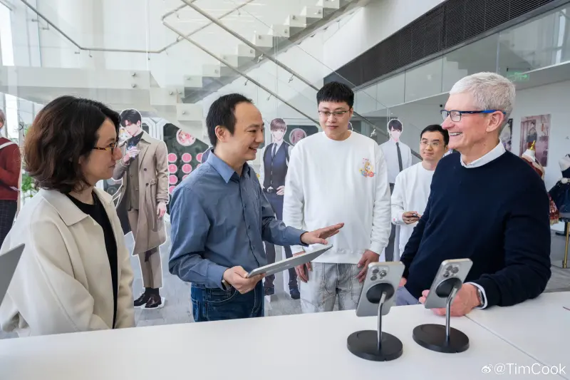 ▲蘋果執行長Tim Cook於2024年3月到上海訪問疊紙遊戲總部。（圖／品牌提供）