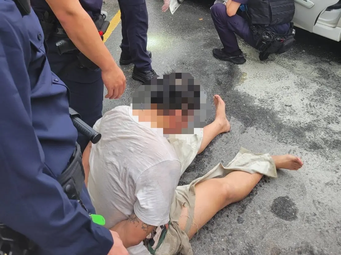 ▲警方連開3槍打破車輪，順利將犯嫌拉下車壓制。（圖／翻攝畫面）