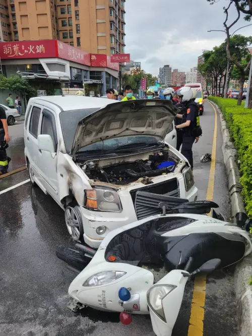 ▲犯嫌為逃離追捕，一度衝撞警車釀成1名警員受傷。（圖／翻攝畫面）