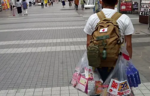 ▲逛日本藥妝店大量採購，是許多台灣人飛到當地的必做行程。（圖／翻攝爆廢公社）