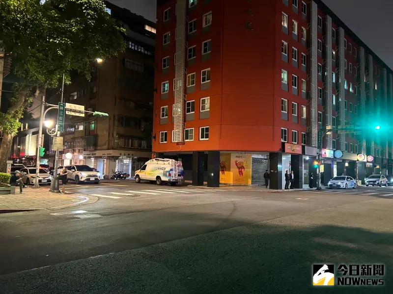 <p>▲520晚間有零星民眾在青島東路旁留守。（圖／記者林怡昕攝，2024.05.20）</p>