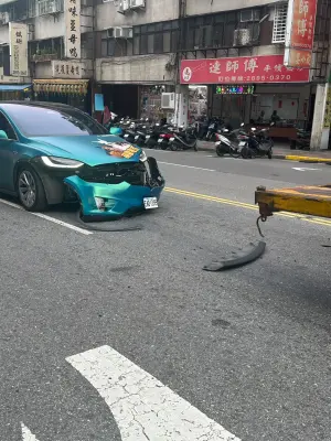 ▲「財富女神」王宥忻的「草泥馬專車」車頭全毀。（圖／讀者提供）