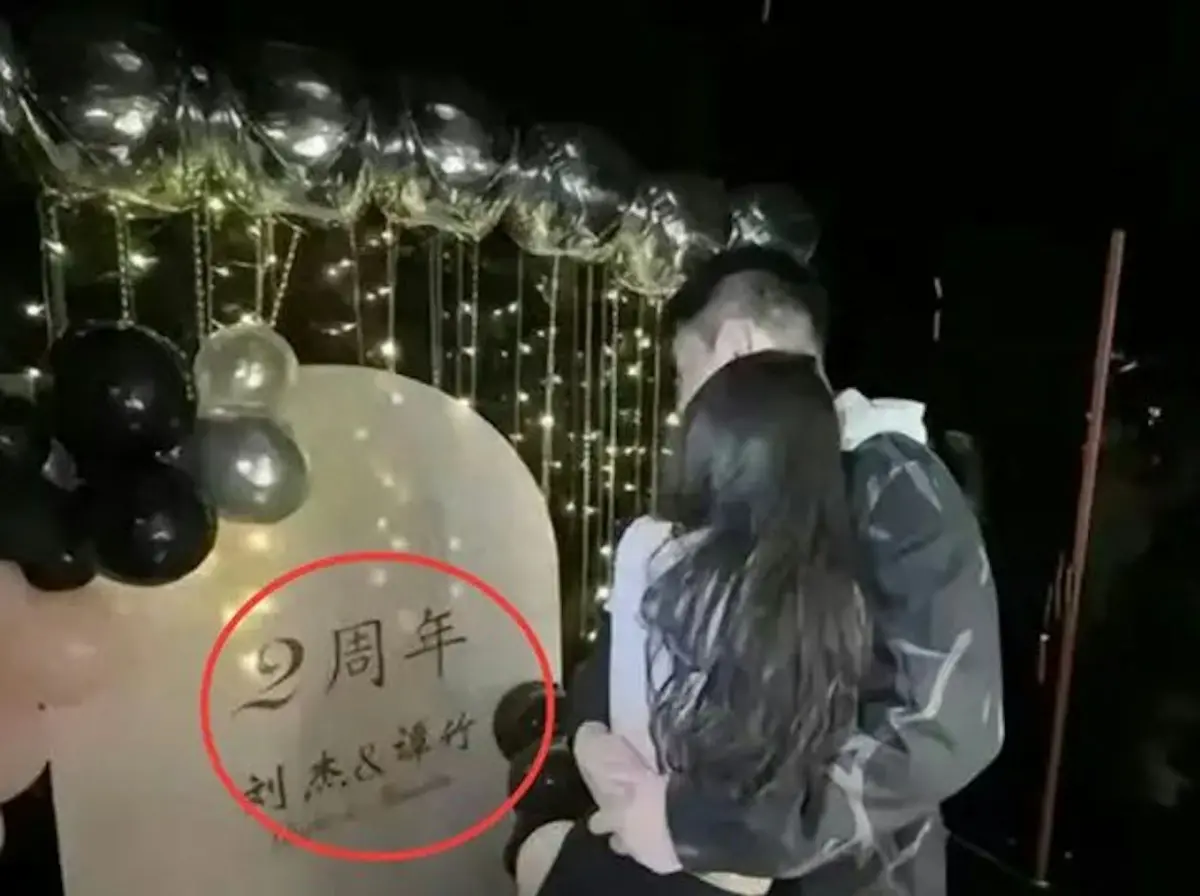 ▲中國陪玩員「胖貓」跳江輕生事件出現反轉，重慶警方調查指出，胖貓與女友譚女確實存在戀愛關係，不僅拿出照片佐證，並直指胖貓姐姐劉女公然帶風向。（圖／翻攝自微博）