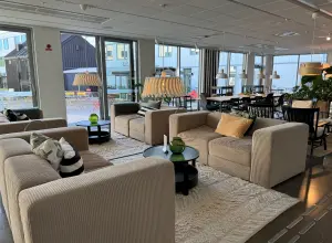 飯店有多個交誼廳,將公共區域打造的溫馨舒適,希望讓旅客體驗像家一樣的舒適,可以跟朋友聊天,也有廚房器具可以烹飪。(圖/記者鍾怡婷攝) ▲飯店有多個交誼廳,將公共區域打造的溫馨舒適,希望讓旅客體驗像家一樣的舒適,可以跟朋友聊天,也有廚房器具可以烹飪。(圖/記者鍾怡婷攝)