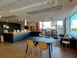 飯店有多個交誼廳,還有廚房器具可以烹飪,打造家一般舒適的入住體驗。(圖/記者鍾怡婷攝) ▲飯店有多個交誼廳,還有廚房器具可以烹飪,打造家一般舒適的入住體驗。(圖/記者鍾怡婷攝)