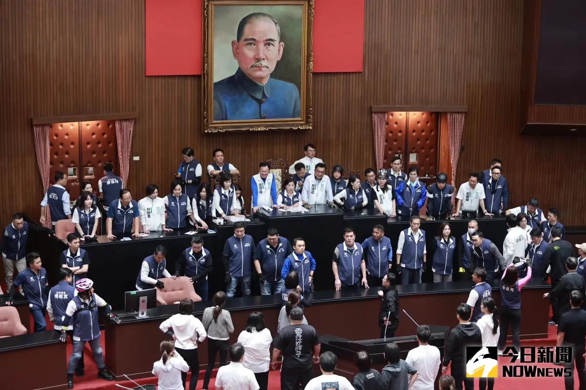 ▲立法院將再度審查「國會改革五法」，藍綠立委聯手佔領主席台。（圖／記者吳翊緁攝，2024.05.21 ）