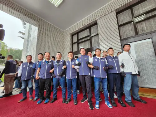 國民黨立委全副武裝,戴手套跟護肘應戰。(圖/吳翊婕攝,20240521) ▲國民黨立委全副武裝,戴手套跟護肘應戰。(圖/吳翊婕攝,20240521)