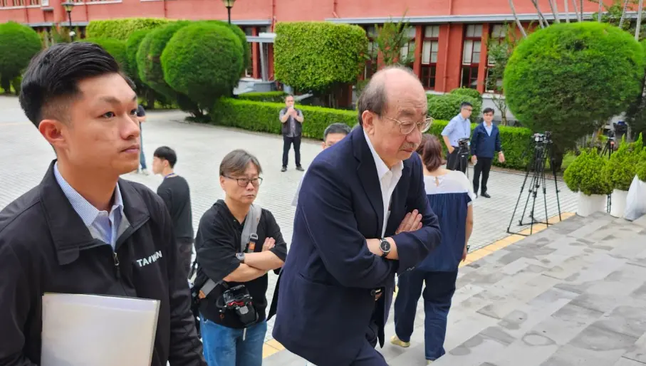 ▲民進黨團總召柯建銘欲進入議場，遭藍委高喊「要排隊」。（記者吳翊婕攝）