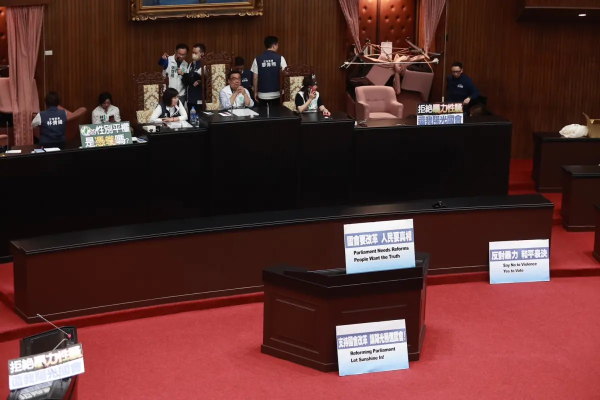 ▲國民黨在議場內準備雙語標語。（圖／葉政勳攝，20240521）