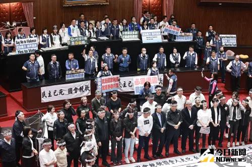 ▲民進黨團拿出白布黑字布條,痛批國民黨團審查國會改革法案是黑箱作業,要求退回重審。(圖/記者葉政勳攝 , 2024.05.21) ▲民進黨團拿出白布黑字布條,痛批國民黨團審查國會改革法案是黑箱作業,要求退回重審。(圖/記者葉政勳攝 , 2024.05.21)