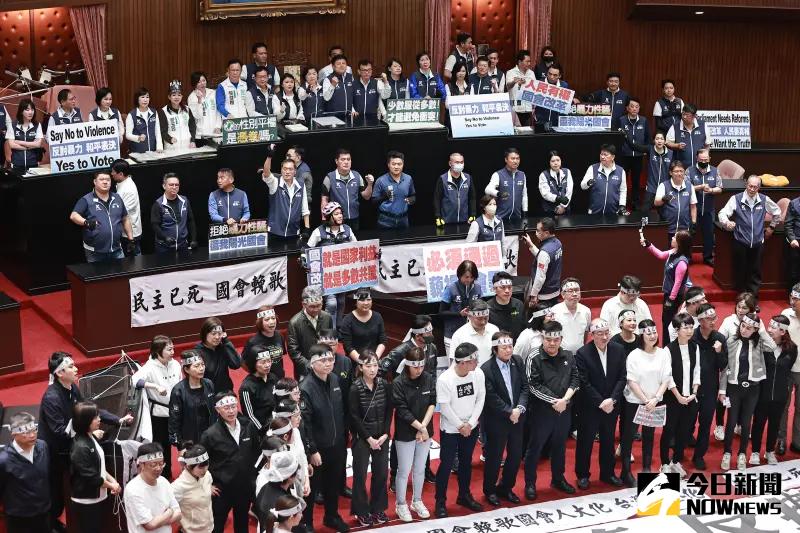 ▲民進黨團拿出白布黑字布條，痛批國民黨團審查國會改革法案是黑箱作業，要求退回重審。（圖／記者葉政勳攝）