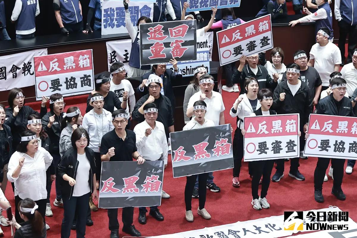 ▲民進黨團拿出白布黑字布條，痛批國民黨團審查國會改革法案是黑箱作業，要求退回重審。（圖／記者葉政勳攝 , 2024.05.21）