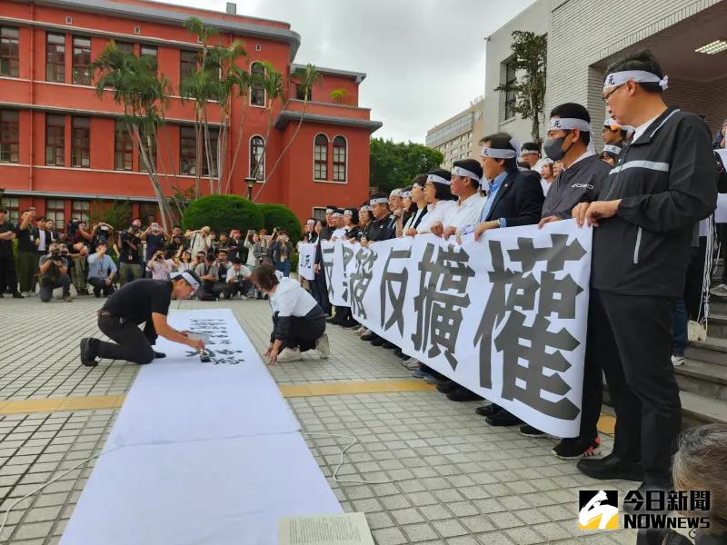 ▲國會改革表決大戰，民進黨立委鍾佳濱用毛筆寫上「反擴權反黑箱要審查要協商」字樣。（圖／記者吳翊緁攝，2024.05.21 ））