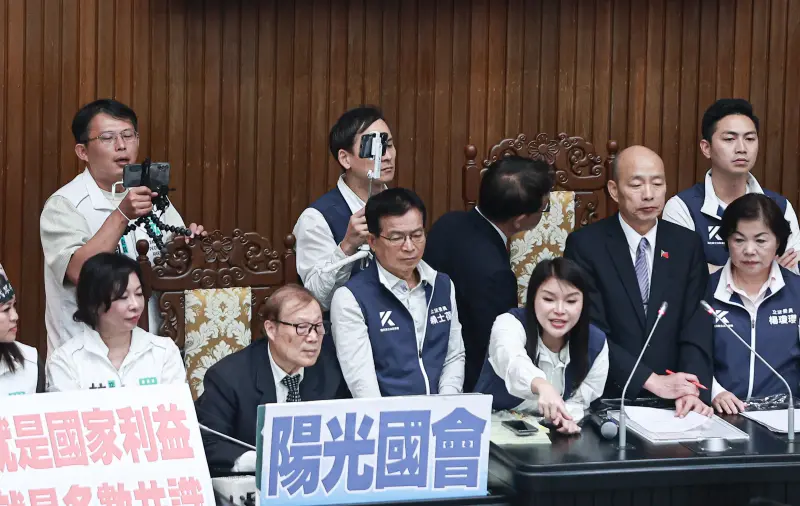 ▲民眾黨團總召黃國昌以及國民黨立委葉元之直播議場現場狀況。（圖／記者葉政勳攝）