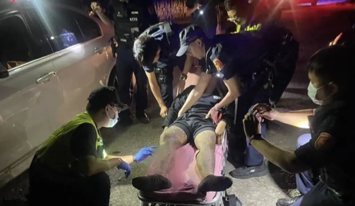 ▲三峽警局20日晚間9時許執行家戶訪查勤務，周姓員警發現一輛自小客車在文化路違停上前盤查，范姓駕駛見狀立即加速逃逸，周員對空鳴1槍後，隨即朝左前輪及右後輪射擊10槍。（圖／翻攝畫面）